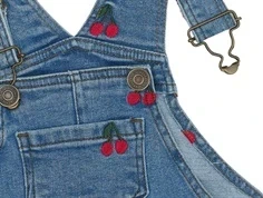 THE NEW Siblings Nayla overall shorts light blue denim med kirsebær